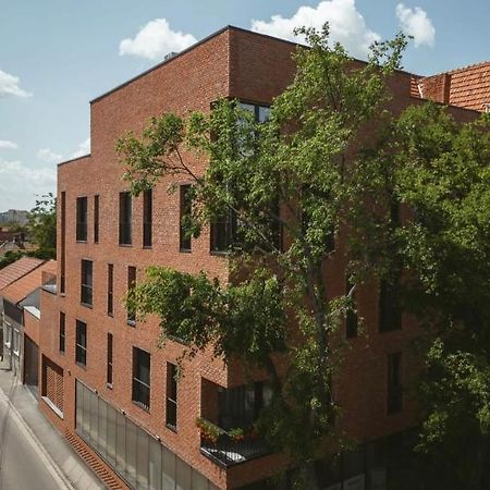 26Bricks Luxury Suites Орадя Экстерьер фото